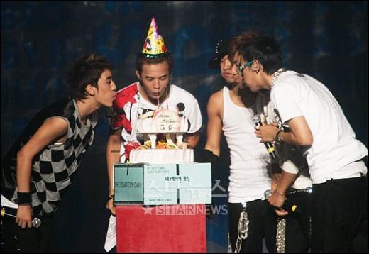 18일 생일이었던 지드래곤이 멤버들과 생일케이크 촛불을 끄고 있다. ⓒ홍기원 기자 xanadu@