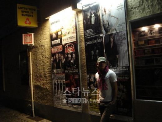 비가 '작품사진'을 찍어 달라며 그의 숙소인 인터콘티넨탈 호텔 인근 거리에서 사진촬영에 임했다. ⓒ사진=김원겸 기자