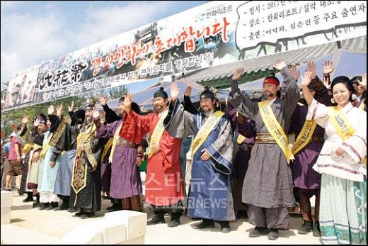 ↑드라마 '대조영' 100회 팬사인회에 참석한 배우들이 팬들에게 손을 흔들며 감사의 마음을 전하고 있다.