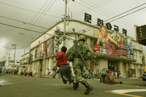 '화려한 휴가'
