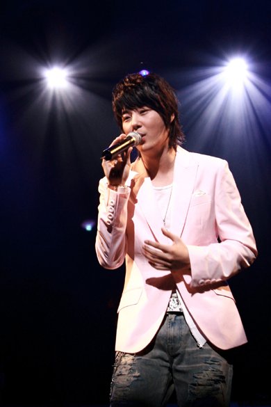 신혜성인 공연 중 진지한 모습으로 노래를 부르고 있다. ⓒ굿엔터테인먼트