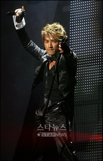 M 이민우가 26일 오후 서울 광장동 멜론 악스 홀에서 열린 아시아 투어 첫 콘서트 '익스플로어 엠' 무대에서 노래를 부르고 있다. ⓒ김병관 기자