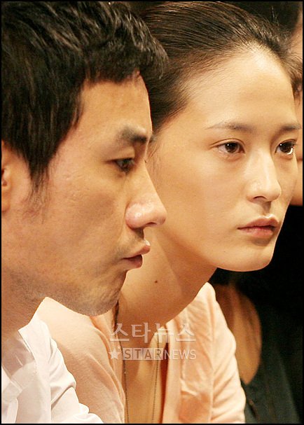↑24일 오후 강남구 신사동의 한 음식점에서 열린 엄정화가 사업가로 변신한 란제리 런칭쇼에 나란히 앉은 엄태웅과 이영진.