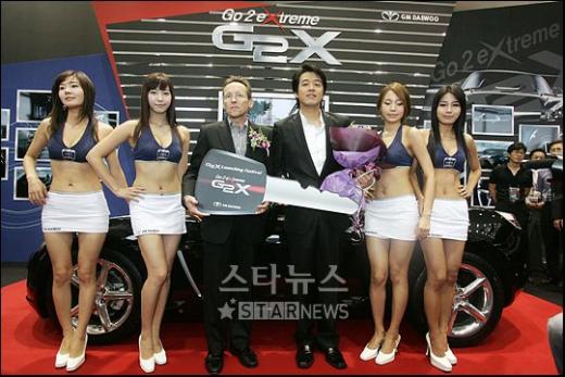 류시원이 30일 G2X 1호차를 증정받고 지엠대우 부사장, 레이싱 모델들과 기념촬영을 했다. ⓒ임성균 기자 tjdrbs23@