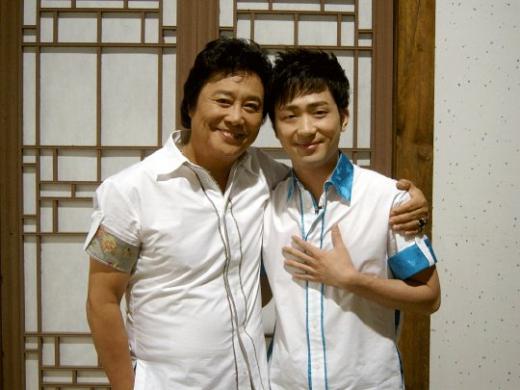 '상상플러스' 녹화에서 다정하게 포즈를 취한 남진(왼쪽)과 박현빈 ⓒ인우기획