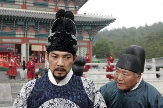 ↑영화 '왕의 남자'에서 처선 역을 맡은 장항선과 연산군 역의 정진영