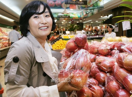 "이게 바로 홍로 사과에요. 달고 맛있죠." 능숙하게 추석 장보기에 나선 방송인 박경림. 사진=홍기원 기자 xanadu@