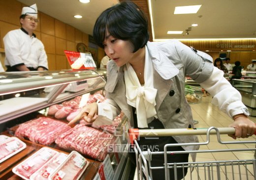 박경림이 얼리지 않은 국산 돼지고기를 꼼꼼하게 고르고 있다. 사진=홍기원 기자 xanadu@