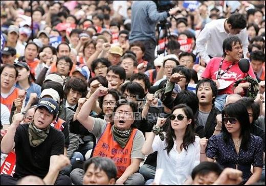 지난해 7월 서울 대학로에서 설경구, 최민식, 문소리 등 배우들과 영화 관계자들이 '스크린쿼터 원상회복'을 요구하는 시위를 벌이고 있다.