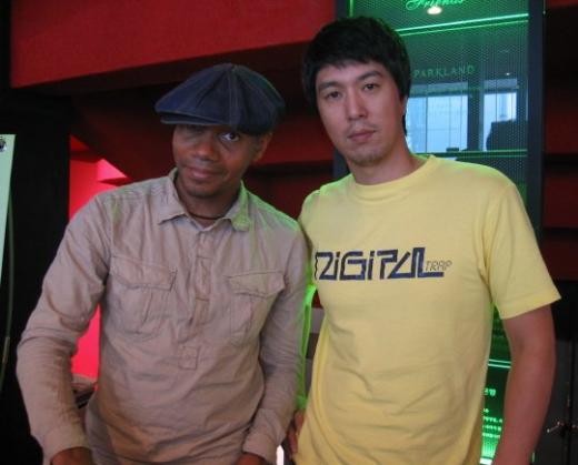 DJ스푸키와 즉석 만남을 가진 가재발(오른쪽)