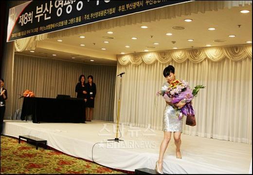 제8회 부산 영평상 여우주연상 수상자 예지원이 상을 받은 뒤 무대에서 내려오고 있다.
ⓒ사진=김병관 기자