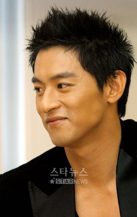 6일 오후 부산에서 열린 'KM컬쳐의 밤'에 참석한 주진모가 영화 '사랑'의 흥행에 대한 소감을 밝히고 있다.