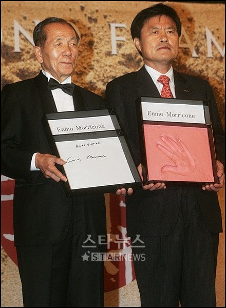 지난 4일 제12회 부산국제영화제 개막 파티에서 김동호 집행위원장(왼쪽) 등이 엔리오 모리꼬네의 핸드프린팅을 보이고 있다.