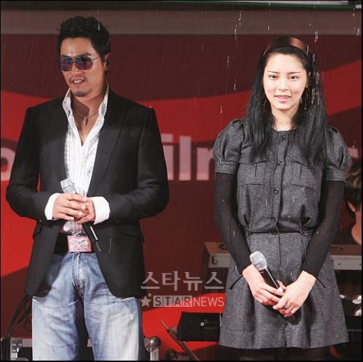 영화 '사랑'의 주인공, 주진모와 박시연이 쏟아지는 빗줄기 속에서 열창해 팬들을 열광시키고 있다.