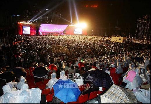 ⓒ<4일 부산 해운대 수영만 요트경기장에서 비가 오는 가운데 제12회 부산국제영화제 개막식이 열렸다>