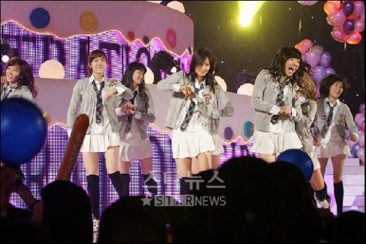 '엠카운트다운' 무대에서 열창하고 있는 그룹 소녀시대. 사진=임성균 기자 tjdrbs23@