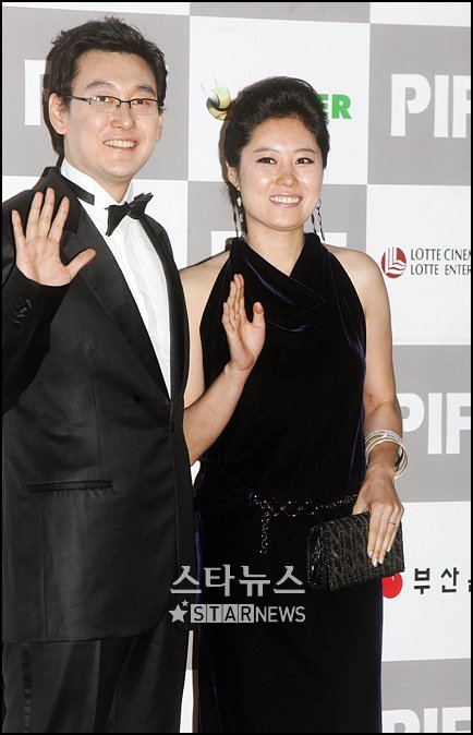 폐막식 사회를 맡은 장준환 감독과 문소리 부부ⓒ김병관 기자
