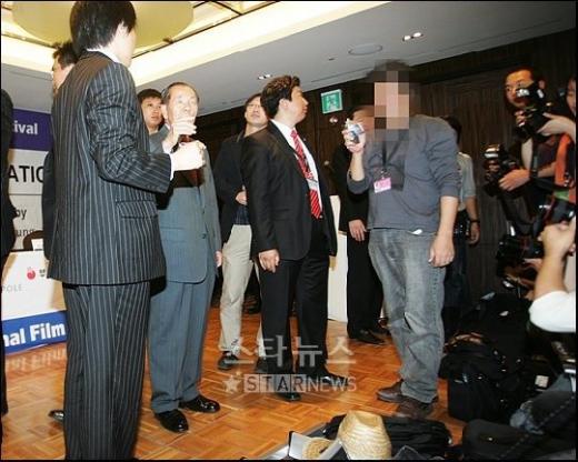 지난 5일 제12회 부산국제영화제 'M' 기자회견이 40여분 지연되자 김동호 집행위원장이 취재진에게 해명하고 있다. ⓒ사진=홍기원 기자