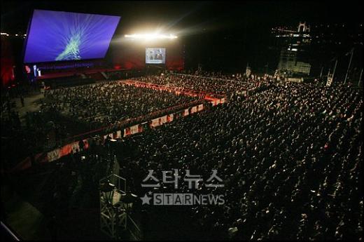 제12회 부산국제영화제가 막을 내리며 더욱 알찬 영화제가 될 것을 다짐했다. 사진은 지난 12일 부산 수영만 요트경기장에서 열린 폐막식 모습.
ⓒ사진=홍기원 기자
