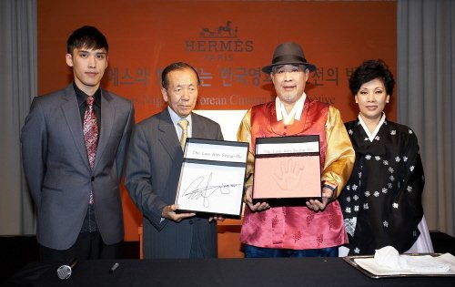배우 고 김승호의 아들 김희라와 그의 가족들이 부산국제영화제 김동호 집행위원장가 함께 핸드프린팅 행사를 갖고 있다.