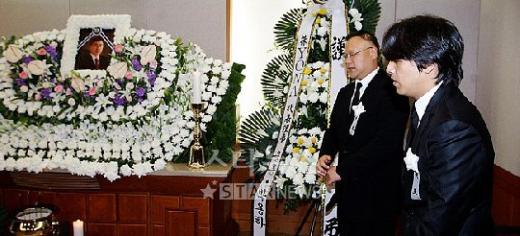 ⓒ<16일 새벽 류시원과 류시원의 친형 류시관 알스컴퍼니 대표가 서울 일원동 삼성의료원에 마련된 부친 빈소 앞에서 슬픔에 잠겨있다. 김병관 rainkimbk23@>