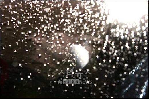 ↑오전 9시 50분 김희선과 이날 결혼식을 올리는 사업가 박주영씨로 보이는 남성이 은색 아우디 차량에 동승해 빌라 지하 주차장을 빠져나가고 있다. ⓒ<임성균 기자 tjdrbs23@>