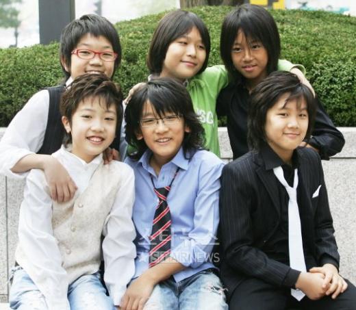 초등학교 밴드 페네키(Fenneky)가 데뷔음반을 발표하고 기성 밴드들에게 도전장을 던졌다. 왼쪽 위부터 시계방향으로 박주형 백원조 박재희 임찬석 백소명 김준호. ⓒ홍기원 기자 xanadu@