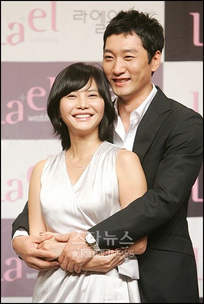 추상미-이석준 커플이 5일 결혼식을 올린다. 사진은 지난 9월 결혼 기자회견을 갖는 모습. ⓒ임성균 기자 tjdrbs23@