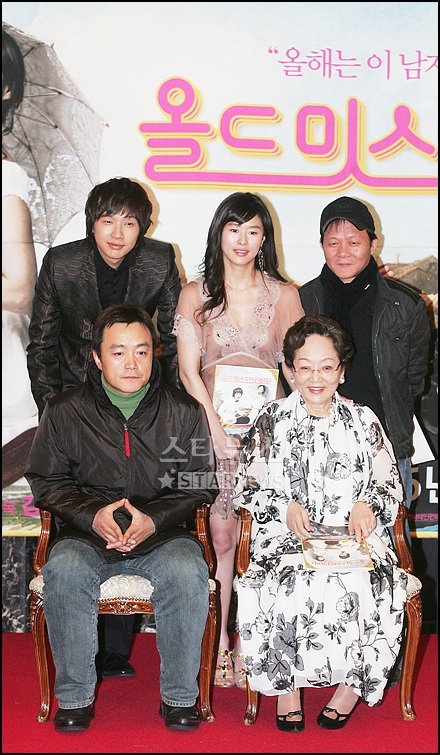 ↑영화 '올드미스 다이어리' 제작발표회에 참석한 지현우와 김석윤 PD(아랫줄 왼쪽)