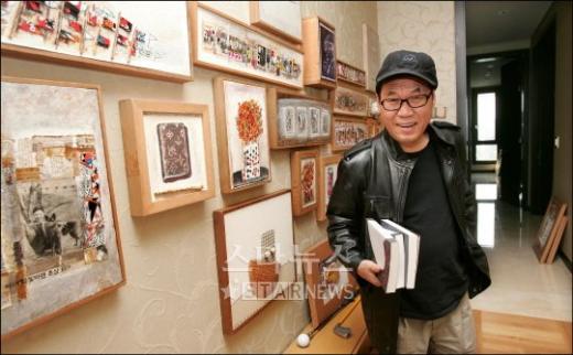 ▲ 일체의 장식을 볼수없이 심플하고 미니멀한 조영남의 집에 유일한 인테리어는 그의 작품들이다. 곳곳에 그가 작업한 액자가 걸려있고 크고 작은 액자와 캔버스들이 벽에 기대어 놓여있다. 집 자체가 갤러리같다고나 할까. ⓒ최용민 기자