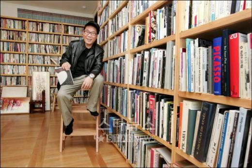 ▲ 여러권의 책을 펴낸 글쟁이 답게 조영남의 작은 거실(서재) 책꽂이에 빼곡히 들어찬 책들. 그의 관심사를 반영하듯 역사, 철학, 문학, 예술을 아우르는 온갖 종류의 책들이 자리하고 있었다. 현대미술 전문가 답게 미술에 대한 책들도 많았다. 화장실에 가보니 변기통 옆에도 미술관련 책 20여권이 꽂혀 있었다.  ⓒ최용민 기자
