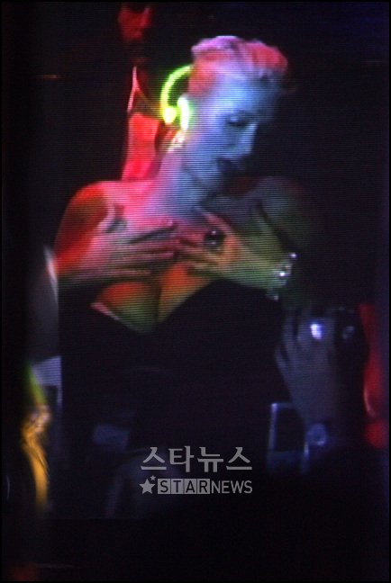 ↑패리스 힐튼이 9일 자정이 넘은 시간에 서울 청담동의 한 클럽에서 열린 자선파티에서 댄스를 선보이고 있다. ⓒ<임성균 기자 tjdrbs23@>