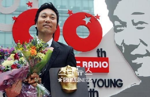 MBC FM4U '오늘 아침 이문세입니다'의 DJ인 가수 이문세