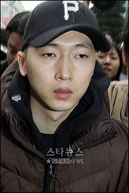 ↑15일 충남 논산육군훈련소에 입소하고 있는 장우혁
ⓒ논산(충남)=임성균기자 tjdrbs@