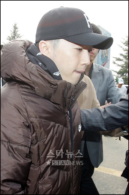 ↑15일 충남 논산육군훈련소에 입소하고 있는 장우혁 
ⓒ논산(충남)=임성균기자 tjdrbs@