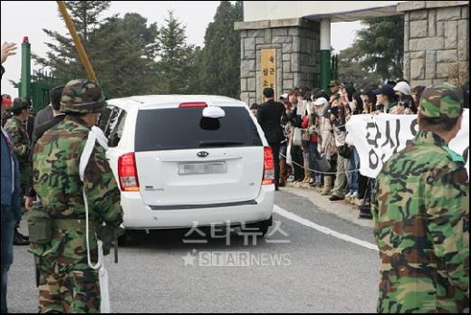 ↑기다리는 취재진과 팬들을 지나쳐 입소대로 향하는 장우혁이 탄 차량 ⓒ<임성균 기자 tjdrbs23@>