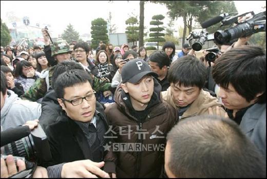 ↑입소대로 향하는 장우혁을 취재진과 팬들 몸싸움을 벌이며 따라가고 있다. ⓒ<임성균 기자 tjdrbs23@>