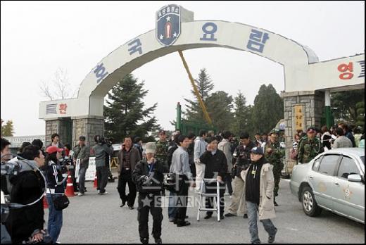 ↑취재진과 팬들이 혼잡스럽게 입소대로 들어간 장우혁을 뒤로하고 부대 밖으로 나서고 있다. ⓒ<임성균 기자 tjdrbs23@>