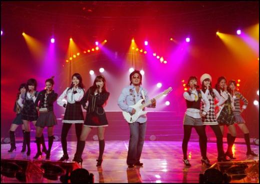 KBS 2TV '뮤직뱅크'에 함께 출연한 이승철과 소녀시대 ⓒSM엔터테인먼트 제공