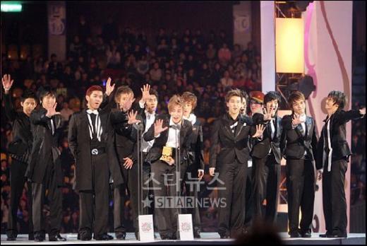 2007 MKMF에서 올해의 가수상을 수상한 슈퍼주니어 ⓒ임성균 기자 tjdrbs23@