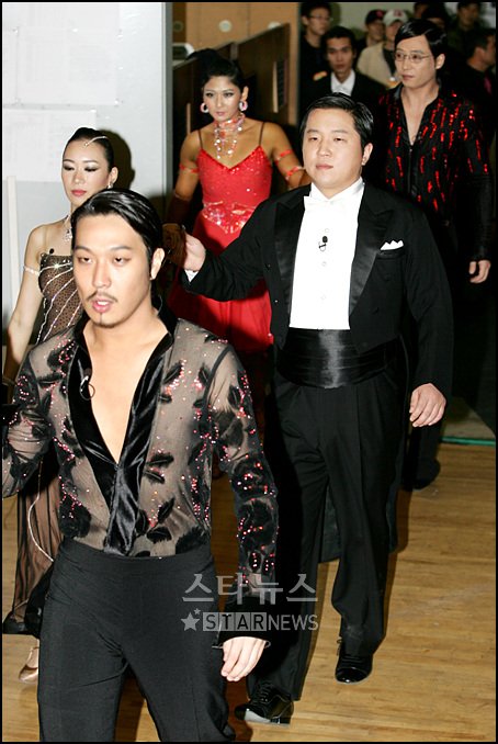 18일 오후 서울 올림픽공원 펜싱경기장에서 펼쳐진 '댄스스포츠 대회' 개회식에 입장하고 있는 '무한도전' 멤버들 ⓒ홍봉진인턴기자