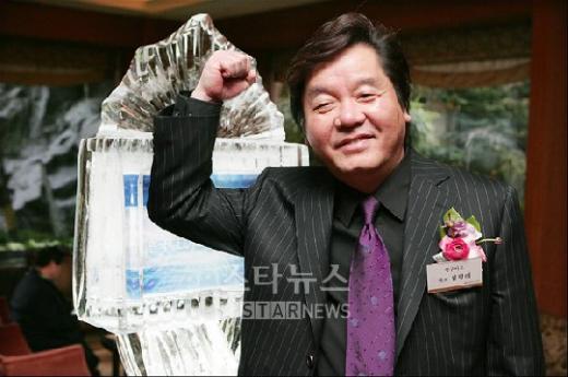 ↑29일 오전 10시50분 서울 소공동 롯데호텔 에메랄드홀에서 열린 '2007 대한민국 CEO 그랑프리'에서 영구아트 심형래 대표가 문화CEO 부문상을 수상후 화이팅을 외치고 있다. 사진=최용민기자 leebean@