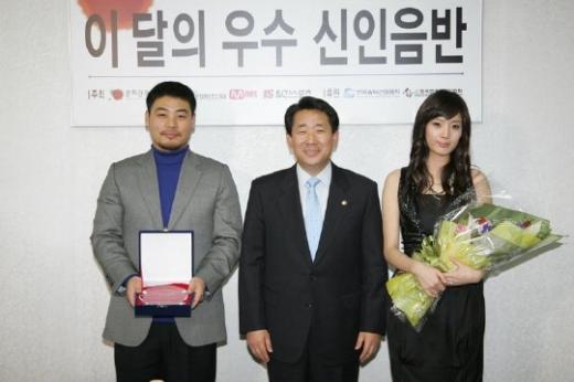 12월 우수 신인음반으로 선정된 혜미(오른쪽)