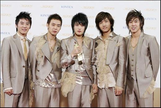↑SBS 2006 가요대전에서 대상을 수상한 동방신기