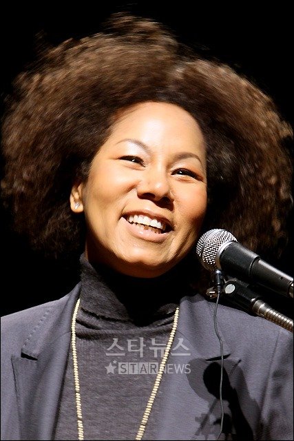 가수 인순이가 강연 중 환하게 웃고 있다. ⓒ임성균 기자 tjdrbs23@
