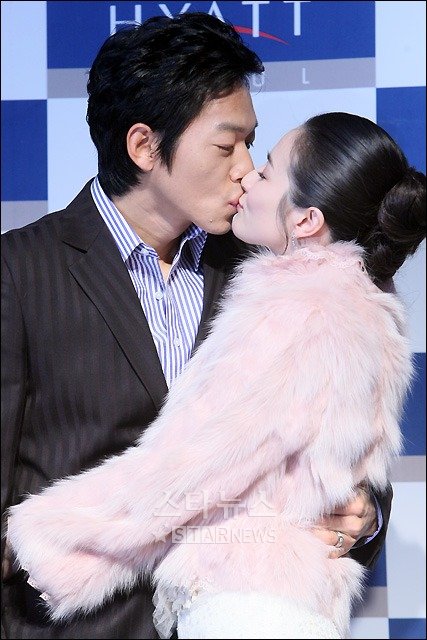 김남일 선수와 김보민 아나운서가 결혼 전 가진 기자회견에서 키스를 나누고 있다. ⓒ임성균 기자 tjdrbs23@