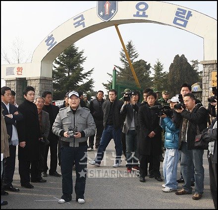 ↑ 17일 오후 충남 논산시 육군훈련소에 재입소하고 있는  가수 싸이. 논산(충남)=홍봉진 인턴기자 hongga01@