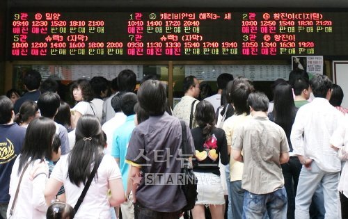 지난 6월 관객들이 서울의 한 극장 박스오피스에서 관람 티켓을 사기 위해 줄지어 있다. ⓒ사진=홍봉진 인턴기자hongga@