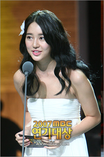 공효진과 공동으로 여자 최우수상을 수상한 윤은혜 <사진제공=MBC>