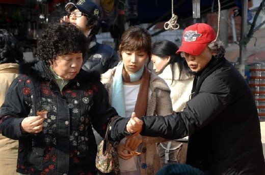 5일 첫 촬영에 한창인 '엄마가 뿔났다'의 강부자 이유리 정을영PD. ⓒKBS